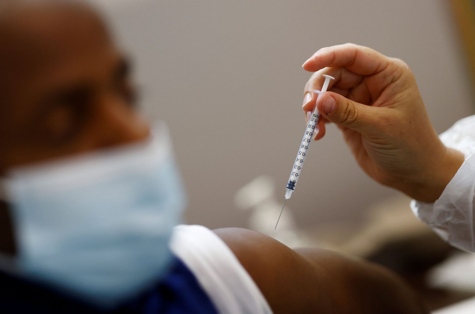 Εμβόλιο – Αποσύρθηκε μελέτη που επικαλούνται οι αντεμβολιαστές για τις παρενέργειες