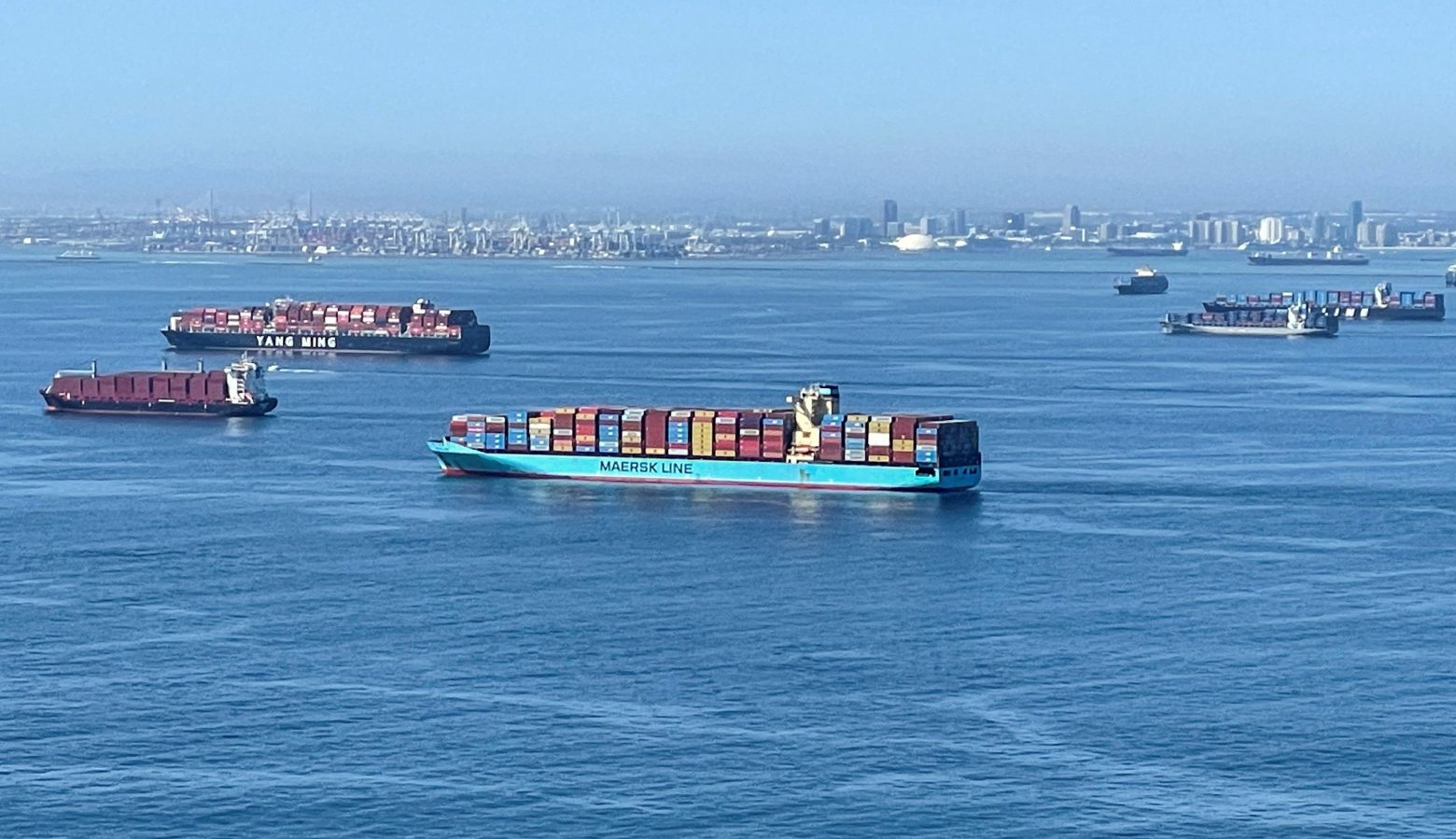 Πρωτόγνωρο «μποτιλιάρισμα» πλοίων στο λιμάνι του Λος Αντζελες - «Καθηλωμένα» 500.000 εμπορευματοκιβώτια