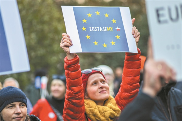 Η Βαρσοβία στην πόρτα της εξόδου από την ΕΕ – Μπροστά σε ένα ντε φάκτο Polexit;