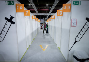 Εμβόλιο – Αναμνηστική δόση για τους άνω των 40 αναμένεται να συστήσουν οι ΗΠΑ