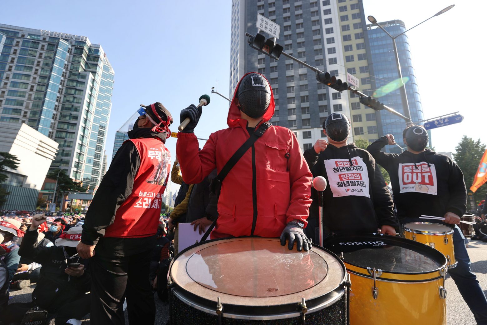 Νότια Κορέα - Χιλιάδες διαδηλωτές στο δρόμο με μάσκες του «Squid Game»