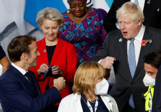 G20 – To γέλιο του Μακρόν για τον Τζόνσον που έφτασε τελευταίος