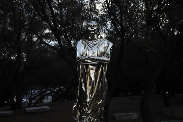 Κατακεραυνώνει ο Guardian για το άγαλμα της Μαρίας Κάλλας – «Ο Γκάντι σε τακούνια;»