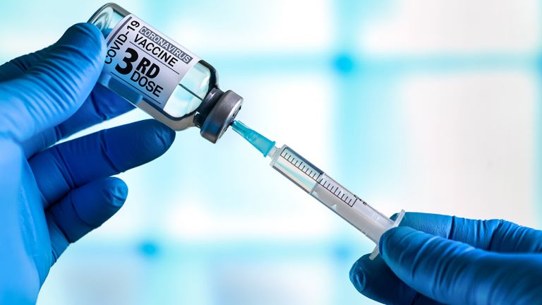 Κοροναϊός - «Υπερόπλο» η τρίτη δόση του εμβολίου - Στο 95,6% η προστασία