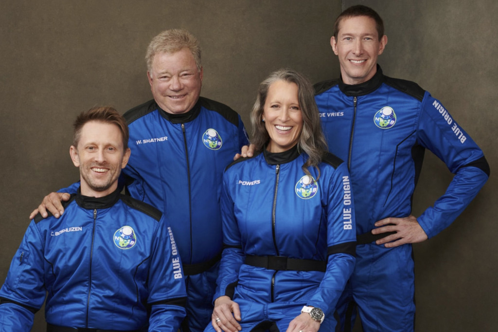 Ο «κάπτεν Κερκ» του Star Trek ταξίδεψε στο Διάστημα με το σκάφος του Μπέζος