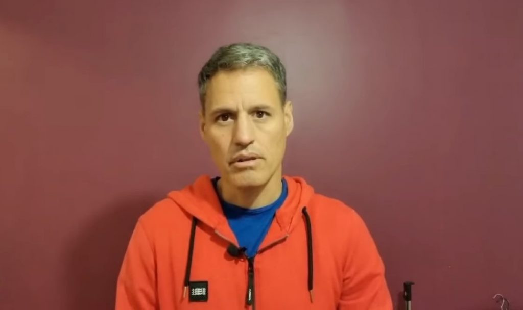 Γρηγόρης Πετράκος – «Κάνω εμετό στη μούρη σας» αλλά τελικά κάνει ψεκασμένες κωλότουμπες