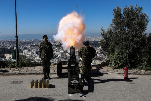 28η Οκτωβρίου – Γέλιο στο Twitter με το μπλοκάρισμα του κανονιού στον Λυκαβηττό