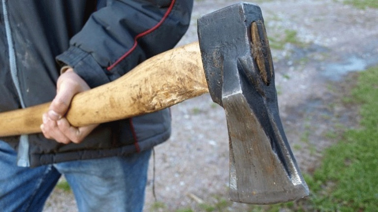 Κερατσίνι – Άνδρας κυνηγούσε τον αδελφό του με τσεκούρι σε πάρκο γεμάτο παιδιά