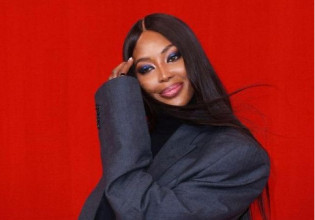 Ναόμι Κάμπελ – Φωτογραφίζεται με τον Βασίλη Κικίλια και την Τζένη Μπαλατσινού στο Παρίσι