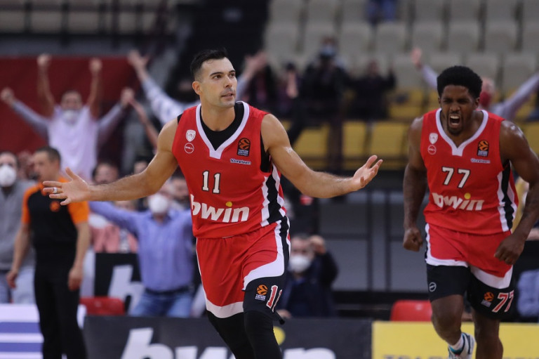 Ολυμπιακός – Το νικητήριο σουτ του Σλούκα με φυσικό ήχο