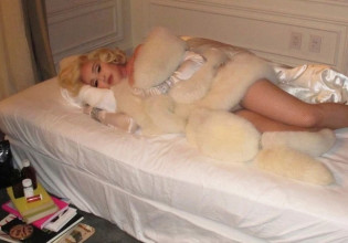 Μαντόνα – Σάλος με τις φωτογραφίες της που αναπαριστά τον θάνατο της Μέριλιν Μονρόε