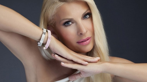 Ελένη Μενεγάκη – Η κομψή της εμφάνιση σε εκδήλωση για την εκστρατεία κατά του καρκίνου του μαστού