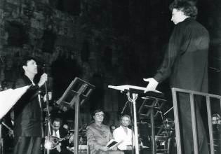 Γιώργος Νταλάρας – «Οταν λες το “Αξιον εστί” πρέπει να “τρίζουν” τα φωνήεντα»