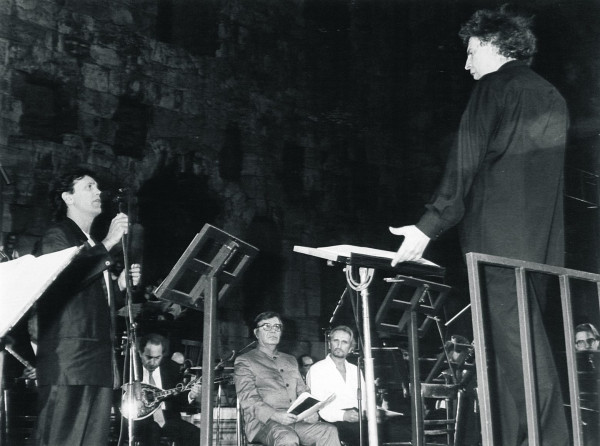 Γιώργος Νταλάρας – «Οταν λες το “Αξιον εστί” πρέπει να “τρίζουν” τα φωνήεντα»