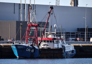 Γαλλία – Κλιμακώνεται η σύγκρουση με τη Βρετανία – Κατασχέθηκε ένα αλιευτικό στη Χάβρη