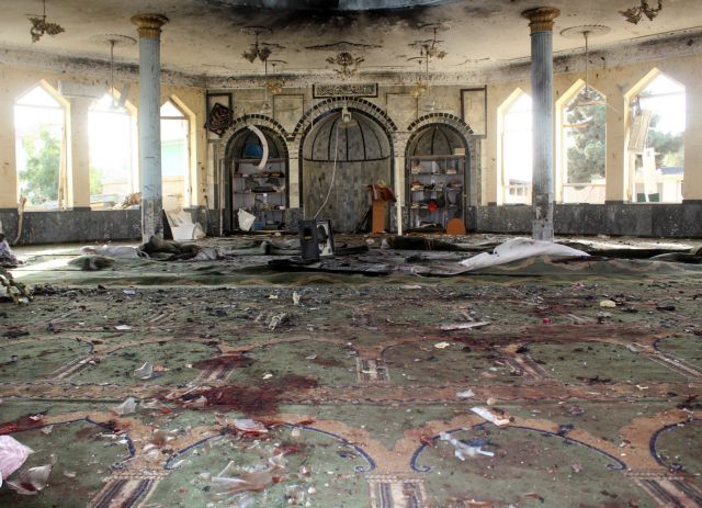 Αφγανιστάν – Δεκάδες οι νεκροί από την επίθεση αυτοκτονίας στο τζαμί – 143 οι τραυματίες
