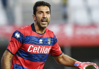 Ποια απόσυρση; Ο Μπουφόν πιάνει πέναλτι και στα 44 του