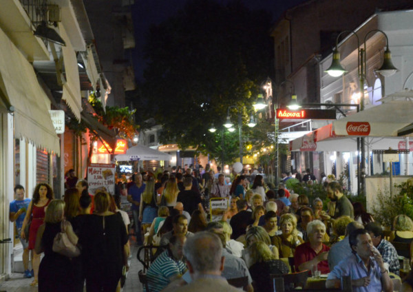 Government mulls public health restrictions in COVID-19 red zones as cases soar in northern Greece