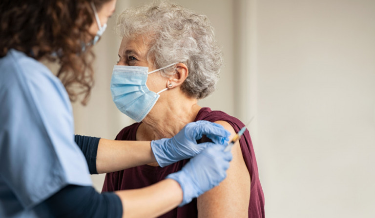 Προτεραιότητα στην 3η δόση οι καρκινοπαθείς και οι υγειονομικοί των ογκολογικών τμημάτων