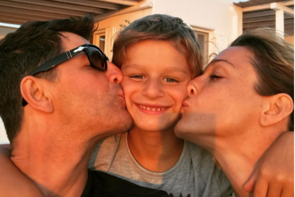 Σάκης Ρουβάς – Το γλυκό βίντεο με τον μικρό γιο του Απόλλωνα