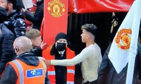 Φιρμίνο – Οπαδός της Γιουνάιτεντ πήρε τη φανέλα του και αμέσως την έκρυψε