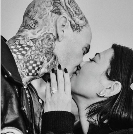 Τράβις Μπάρκερ – Κάλυψε το τατουάζ της πρώην συζύγου του με τα χείλη της Κόρτνει