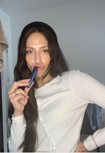 Σταρ του TikTok φόρεσε τελείως λάθος το φόρεμά της στο κόκκινο χαλί  Ξεκαρδιστικό το video της