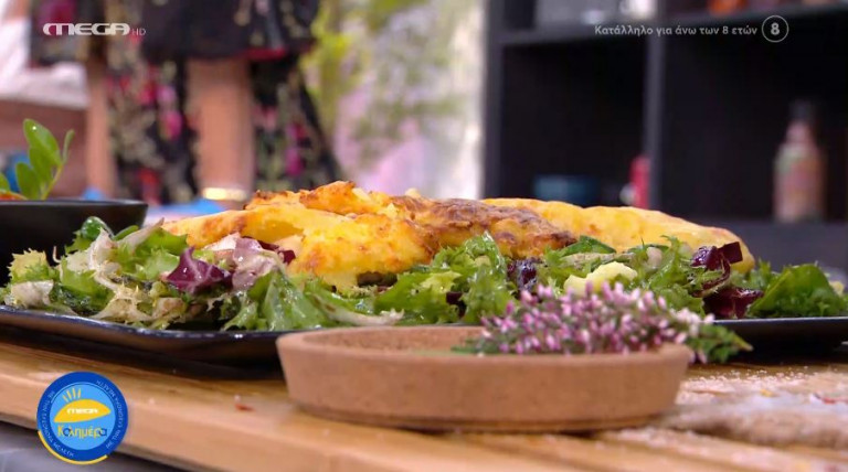 Η Φλορίντα μαγειρεύει σνίτσελ κοτόπουλο με κρούστα πατάτας και τυριού