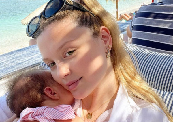 Kωνσταντίνα Κομμάτα – Γιόρτασε τα γενέθλιά της με τον Γιώργο Σαμαρά και την κόρη τους