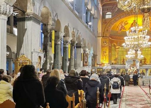 Θεσσαλονίκη – Συνωστισμός στον Άγιο Δημήτριο – Πιστοί βγάζουν τις μάσκες για να φιλήσουν την εικόνα