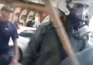 Εξάρχεια – Βίντεο ντοκουμέντο – Αστυνομικός των ΜΑΤ σπάει τζαμαρία και φωνάζει «ναι, είμαι τρελός»
