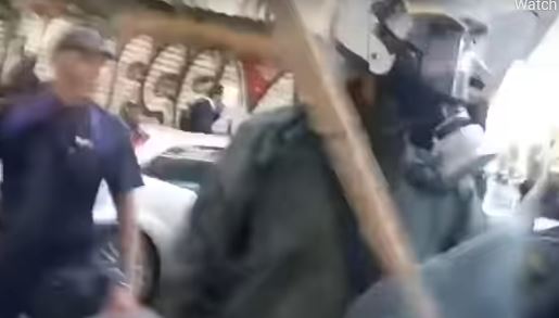Εξάρχεια – Βίντεο ντοκουμέντο – Αστυνομικός των ΜΑΤ σπάει τζαμαρία και φωνάζει «ναι, είμαι τρελός»