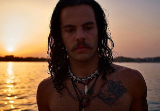 Ελένη Μενεγάκη – Τα χρόνια πολλά του γιου της Άγγελου