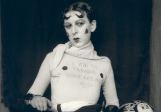 Claude Cahun – H Google τιμά την σπουδαία Γαλλίδα φωτογράφο – Έζησε με την ετεροθαλή αδερφή της ως ζευγάρι στο Παρίσι