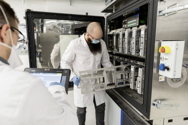 Ο όμιλος VW επιταχύνει στην κούρσα παραγωγής μπαταριών