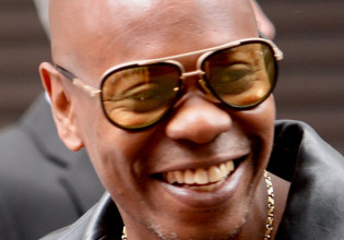 Oι όροι του Dave Chappelle για να συναντηθεί με τους trans εργαζόμενους του Netflix