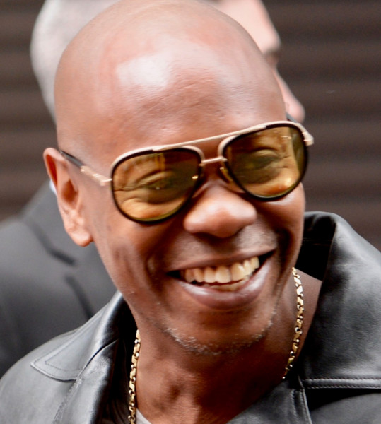 Oι όροι του Dave Chappelle για να συναντηθεί με τους trans εργαζόμενους του Netflix