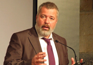 Ντμίτρι Μουράτοφ για το Νόμπελ Ειρήνης – Αφιερωμένο σε όσους σκοτώθηκαν υπερασπιζόμενοι την ελευθερία της έκφρασης