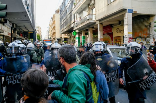 Επεισόδια στα Εξάρχεια – Πετροπόλεμος και χημικά – Τρεις αστυνομικοί τραυματίες και πέντε προσαγωγές