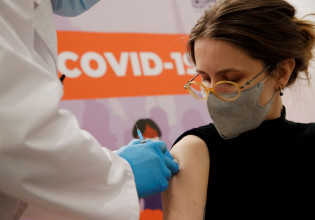 Κοροναϊός – Αν όλοι έκαναν το εμβόλιο, θα είχαμε 1 έως 5 θανάτους – Το υγειονομικό «φάουλ» των νέων μέτρων