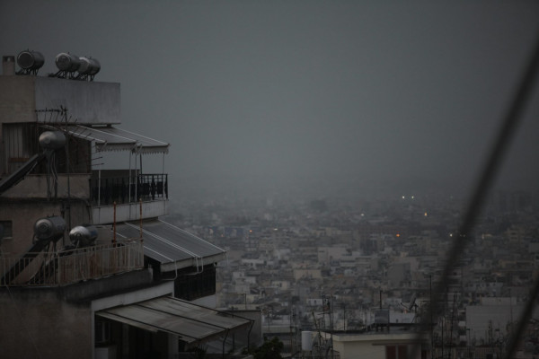 Κακοκαιρία «Μπάλλος» – Ισχυρή καταιγίδα και στην Αττική – Διακοπές ρεύματος και χάος στους δρόμους