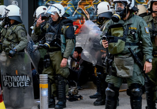 Επεισόδια στα Εξάρχεια – Βίντεο δείχνει άντρα των ΜΑΤ να κλωτσά ακινητοποιημένο διαδηλωτή