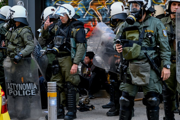 Επεισόδια στα Εξάρχεια – Βίντεο δείχνει άντρα των ΜΑΤ να κλωτσά ακινητοποιημένο διαδηλωτή