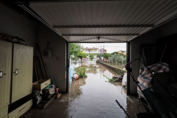 Εύβοια – Οι κάτοικοι μετρούν ξανά τις πληγές τους – Είδαν τα υπάρχοντά τους στην παραλία εξαιτίας της κακοκαιρίας