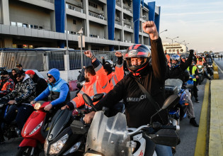 Πειραιάς – Συνεχίζεται η απεργία στο λιμάνι – Το μεσημέρι η κηδεία του εργάτη που σκοτώθηκε από γερανογέφυρα