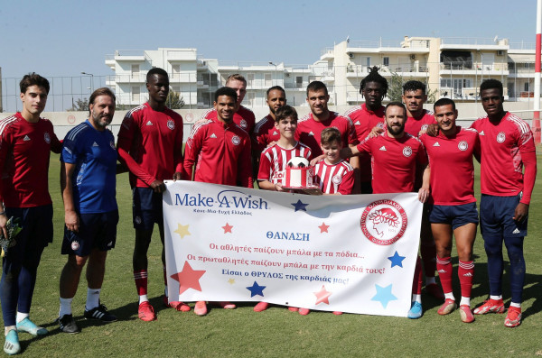 Ο Ολυμπιακός πραγματοποίησε το όνειρο δύο παιδιών