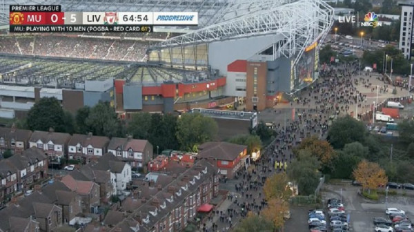 Μαζική αποχώρηση οπαδών της Γιουνάιτεντ στο 60′