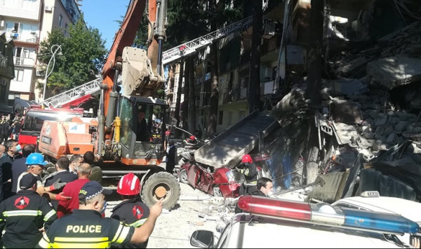 Συγκλονιστικές εικόνες από την κατάρρευση του κτιρίου στη Γεωργία – Σωστικά συνεργεία απεγκλωβίζουν παιδάκι από τα συντρίμμια