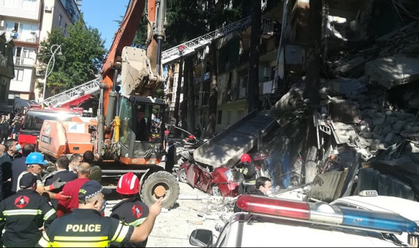 Συγκλονιστικές εικόνες από την κατάρρευση του κτιρίου στη Γεωργία – Σωστικά συνεργεία απεγκλωβίζουν παιδάκι από τα συντρίμμια