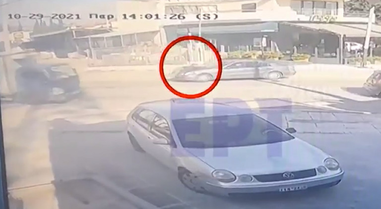 Μενίδι – Συγκλονιστικές εικόνες από τη ληστεία – Η γυναίκα κρεμόταν από το καπό